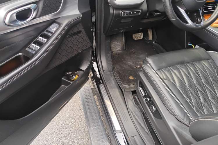 Used GAC Trumpchi GS8 2022 Linghang Series 2.0 TGDI Two-Wheel-Drive Luxury Smart Connectivity Version (7 Seats) Interior 3