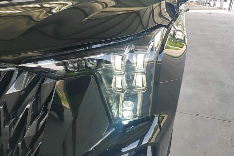 Used GAC Trumpchi GS8 2022 Dual-Engine Series 2.0TM Two-Wheel Drive Prestige Edition (7 Seats) Left Front Headlight