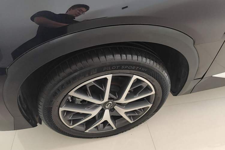 Used GAC Trumpchi GS8 2022 Linghang Series 2.0 TGDI Two-Wheel-Drive Luxury Smart Connectivity Version (7 Seats) Left Front Wheel Hub