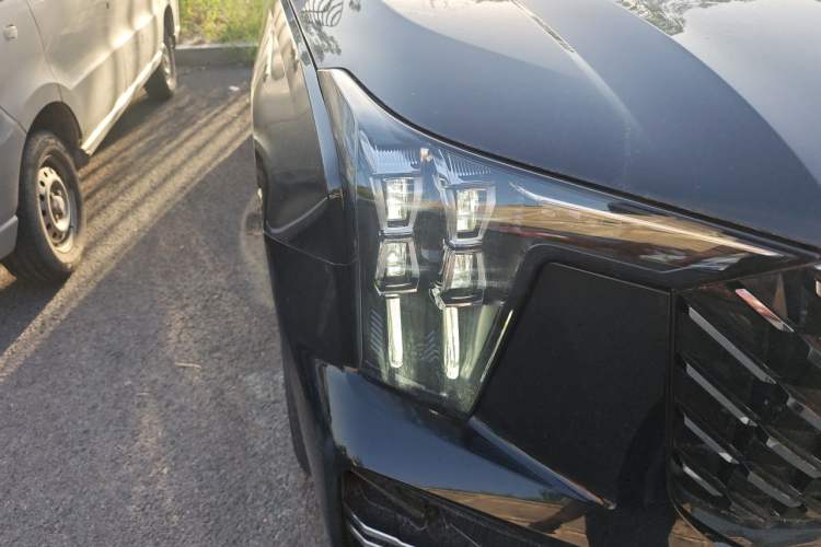 Used GAC Trumpchi GS8 2022 Double-Energy Series 2.0TM Two-Wheel Drive Prestige Edition (6 Seats) Right Front Headlight