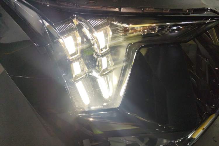 Used GAC Trumpchi GS8 2022 Double-Energy Series 2.0TM Four-Wheel Drive Premium Edition (7 Seats) Right Front Headlight
