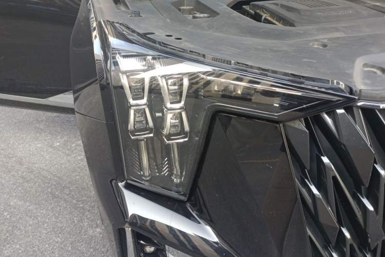 Used GAC Trumpchi GS8 2022 Double-Energy Series 2.0TM Four-Wheel Drive Premium Edition (7 Seats) Right Front Headlight