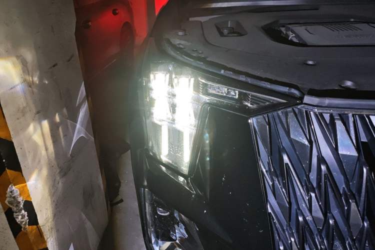 Used GAC Trumpchi GS8 2022 Dual-Engine Series 2.0TM Two-Wheel Drive Prestige Edition (7 Seats) Right Front Headlight