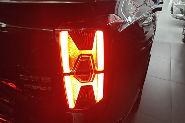 Used GAC Trumpchi GS8 2022 Double-Energy Series 2.0TM Two-Wheel Drive Prestige Edition (6 Seats) Right Rear Taillight