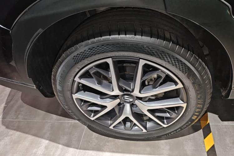 Used GAC Trumpchi GS8 2022 Flagship Series 2.0 TGDI Four-Wheel Drive Luxury Smart Connectivity Version (7 Seats) Right Rear Wheel Hub
