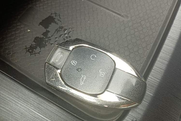 Used GAC Trumpchi GS8 2022 Linghang Series 2.0 TGDI Two-Wheel-Drive Luxury Smart Connectivity Version (7 Seats) Vehicle Key