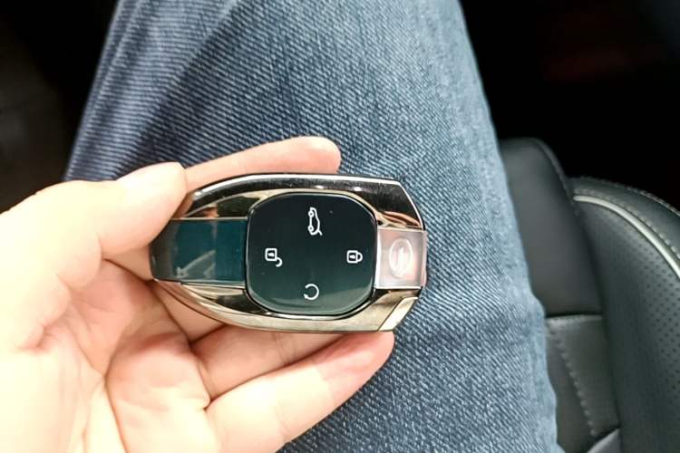 Used GAC Trumpchi GS8 2022 Linghang Series 2.0 TGDI Two-Wheel-Drive Luxury Smart Connectivity Version (7 Seats) Vehicle Key