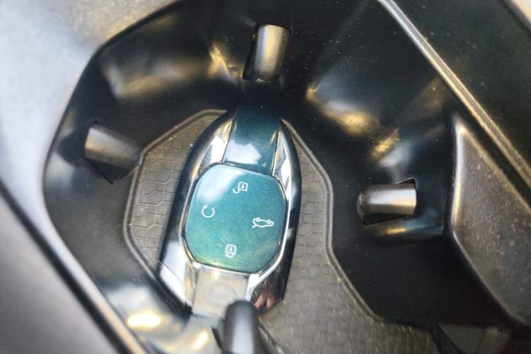 Used GAC Trumpchi GS8 2022 Linghang Series 2.0 TGDI Two-Wheel-Drive Luxury Smart Connectivity Version (7 Seats) Vehicle Key