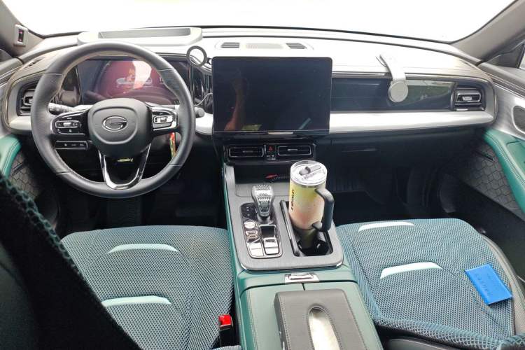 Used GAC Trumpchi GS8 2022 Double-Energy Series 2.0TM Two-Wheel Drive Prestige Edition (6 Seats) Center Console