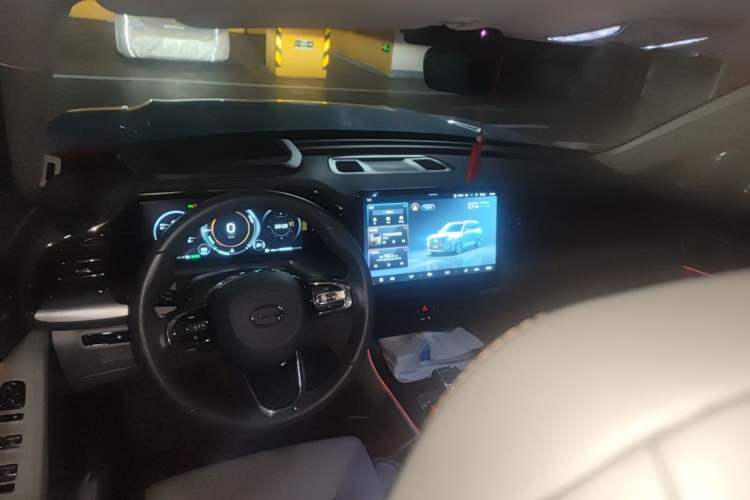Used GAC Trumpchi GS8 2022 Dual-Engine Series 2.0TM Four-Wheel Drive Prestige Edition (6 Seats) Center Console