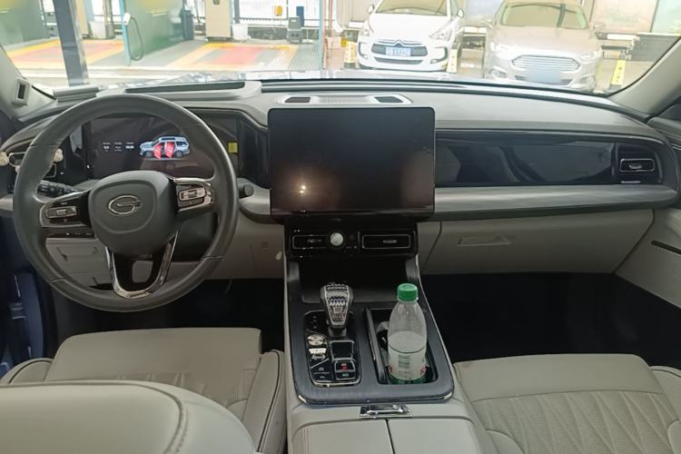 Used GAC Trumpchi GS8 2022 Double-Energy Series 2.0TM Two-Wheel Drive Prestige Edition (6 Seats) Center Console