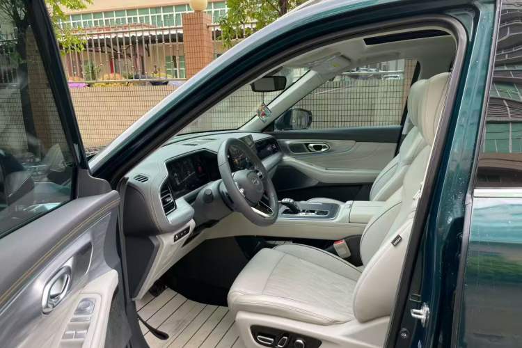 Used GAC Trumpchi GS8 2022 Flagship Series 2.0 TGDI Four-Wheel Drive Luxury Smart Connectivity Version (6 Seats) Interior 2