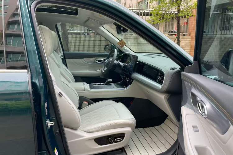 Used GAC Trumpchi GS8 2022 Flagship Series 2.0 TGDI Four-Wheel Drive Luxury Smart Connectivity Version (6 Seats) Interior 3