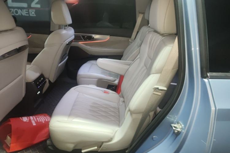 Used GAC Trumpchi GS8 2022 Dual-Engine Series 2.0TM Four-Wheel Drive Prestige Edition (6 Seats) Left Rear Seat