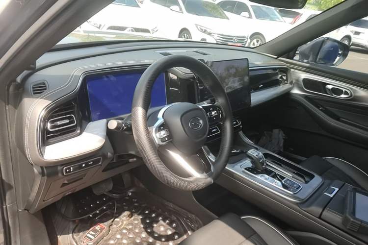 Used GAC Trumpchi GS8 2022 Linghang Series 2.0 TGDI Two-Wheel Drive Luxury Smart Connectivity Version (6 Seats) Center Console