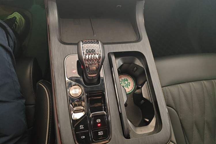 Used GAC Trumpchi GS8 2022 Dual-Engine Series 2.0TM Two-Wheel Drive Prestige Edition (7 Seats) Gear Lever