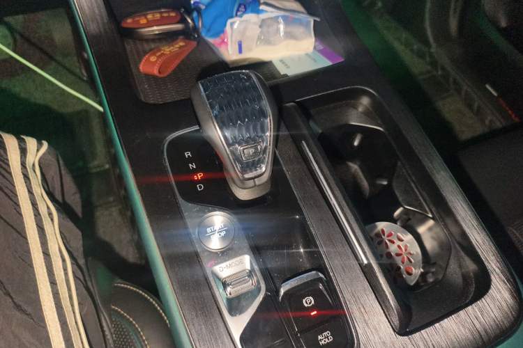 Used GAC Trumpchi GS8 2022 Linghang Series 2.0 TGDI Two-Wheel-Drive Luxury Smart Connectivity Version (7 Seats) Gear Lever