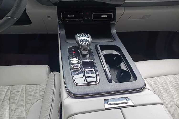Used GAC Trumpchi GS8 2022 Double-Energy Series 2.0TM Two-Wheel Drive Prestige Edition (6 Seats) Gear Lever