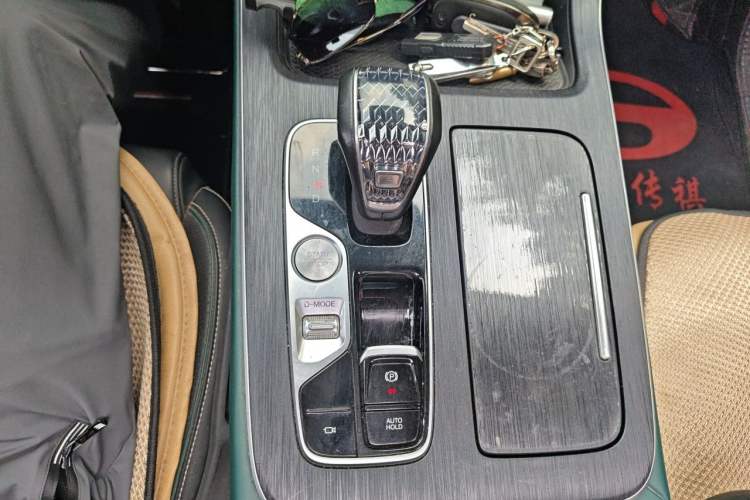 Used GAC Trumpchi GS8 2022 Linghang Series 2.0 TGDI Two-Wheel-Drive Luxury Smart Connectivity Version (7 Seats) Gear Lever