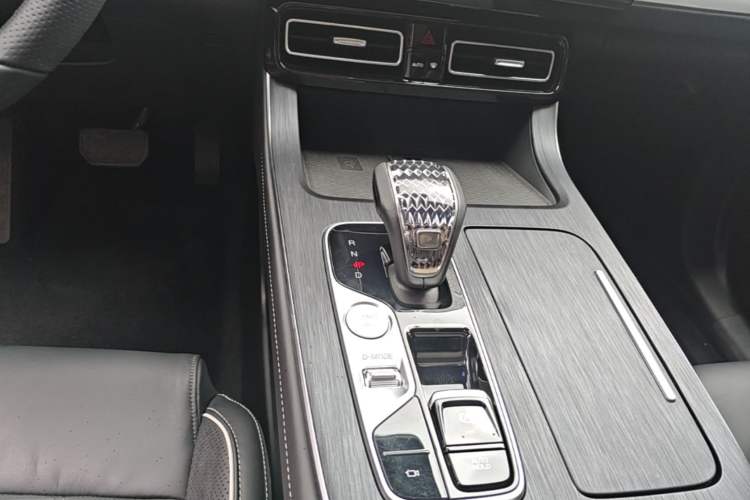 Used GAC Trumpchi GS8 2022 Linghang Series 2.0 TGDI Two-Wheel-Drive Luxury Smart Connectivity Version (7 Seats) Gear Lever