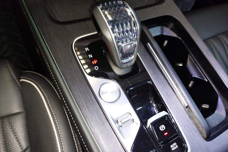 Used GAC Trumpchi GS8 2022 Linghang Series 2.0 TGDI Two-Wheel Drive Luxury Smart Connectivity Version (6 Seats) Gear Lever