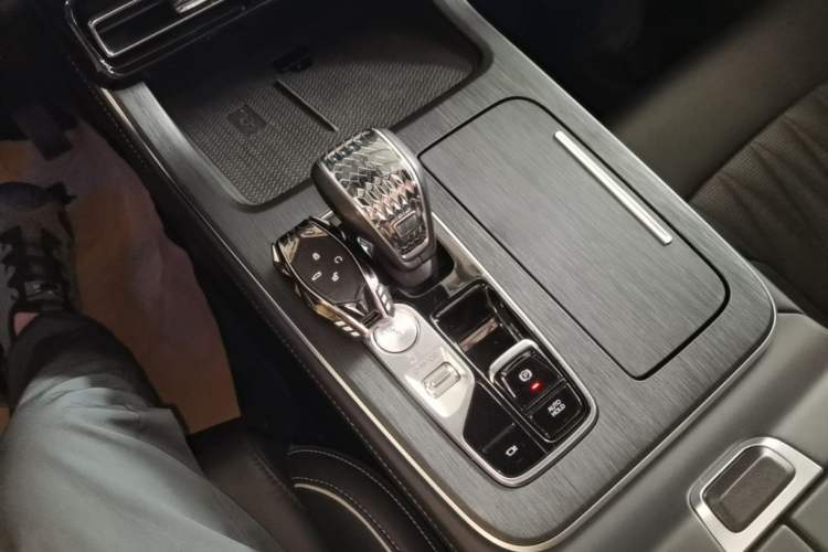 Used GAC Trumpchi GS8 2022 Linghang Series 2.0 TGDI Two-Wheel-Drive Luxury Smart Connectivity Version (7 Seats) Gear Lever