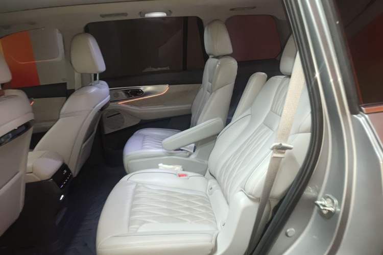 Used GAC Trumpchi GS8 2022 Double-Energy Series 2.0TM Two-Wheel Drive Prestige Edition (6 Seats) Left Rear Seat