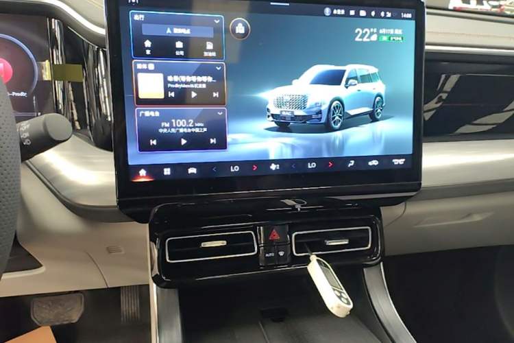 Used GAC Trumpchi GS8 2022 Linghang Series 2.0 TGDI Two-Wheel-Drive Luxury Smart Connectivity Version (7 Seats) Audio And AC Panel