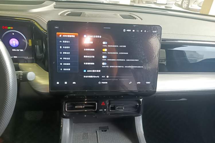 Used GAC Trumpchi GS8 2022 Dual-Engine Series 2.0TM Two-Wheel Drive Prestige Edition (7 Seats) Audio And AC Panel