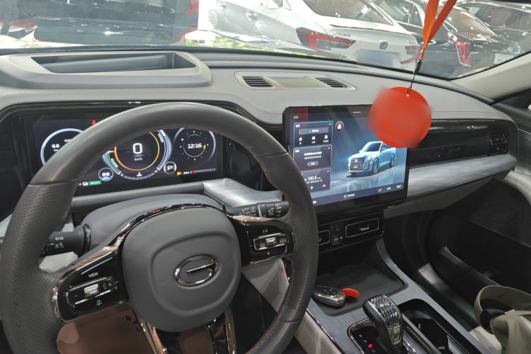 Used GAC Trumpchi GS8 2022 Dual-Engine Series 2.0TM Four-Wheel Drive Prestige Edition (6 Seats) Center Console