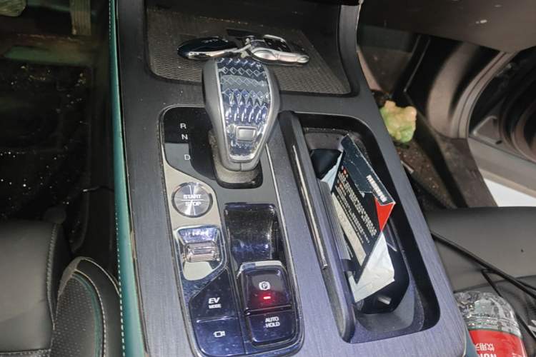 Used GAC Trumpchi GS8 2022 Dual-Engine Series 2.0TM Two-Wheel Drive Prestige Edition (7 Seats) Gear Lever