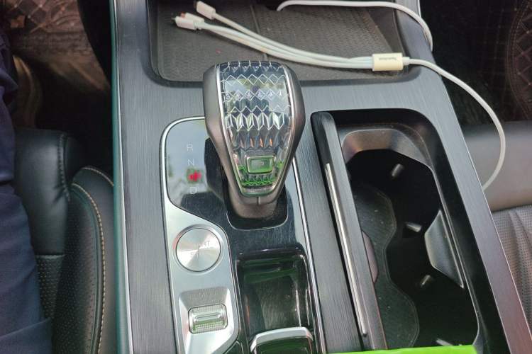 Used GAC Trumpchi GS8 2022 Linghang Series 2.0 TGDI Two-Wheel-Drive Luxury Smart Connectivity Version (7 Seats) Gear Lever