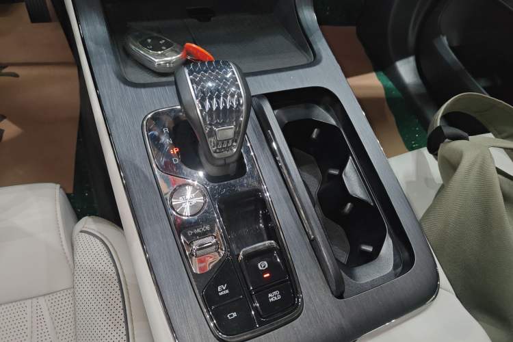Used GAC Trumpchi GS8 2022 Dual-Engine Series 2.0TM Four-Wheel Drive Prestige Edition (6 Seats) Gear Lever