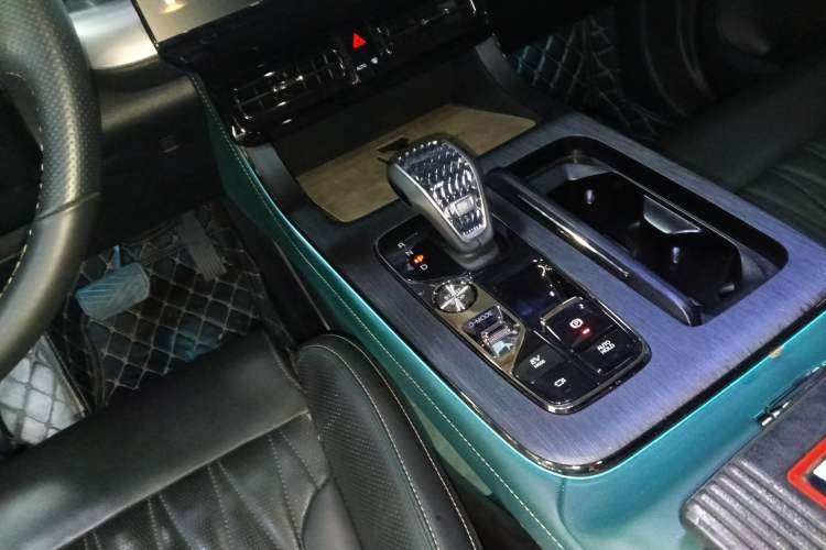 Used GAC Trumpchi GS8 2022 Dual-Engine Series 2.0TM Two-Wheel Drive Prestige Edition (7 Seats) Gear Lever