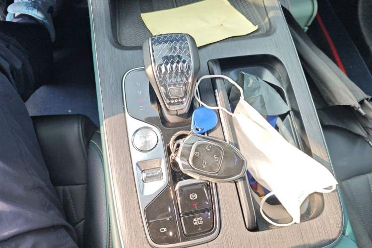 Used GAC Trumpchi GS8 2022 Linghang Series 2.0 TGDI Two-Wheel-Drive Luxury Smart Connectivity Version (7 Seats) Gear Lever