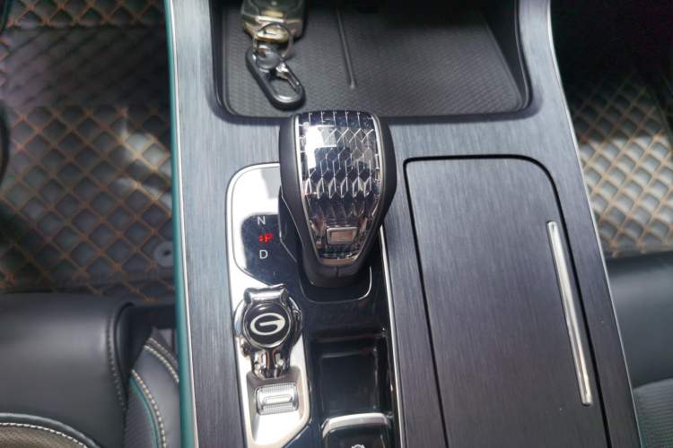 Used GAC Trumpchi GS8 2022 Linghang Series 2.0 TGDI Two-Wheel-Drive Luxury Smart Connectivity Version (7 Seats) Gear Lever