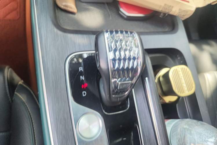 Used GAC Trumpchi GS8 2022 Linghang Series 2.0 TGDI Two-Wheel-Drive Luxury Smart Connectivity Version (7 Seats) Gear Lever
