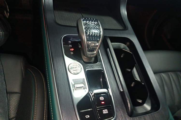 Used GAC Trumpchi GS8 2022 Flagship Series 2.0 TGDI Four-Wheel Drive Luxury Smart Connectivity Version (7 Seats) Gear Lever