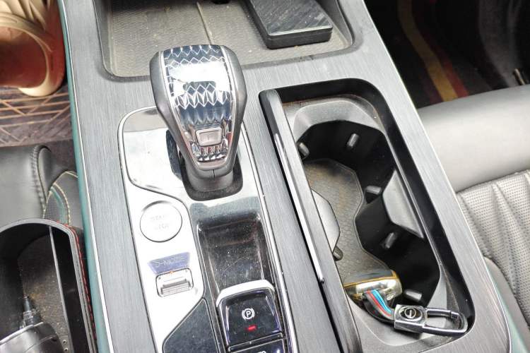 Used GAC Trumpchi GS8 2022 Linghang Series 2.0 TGDI Two-Wheel-Drive Luxury Smart Connectivity Version (7 Seats) Gear Lever