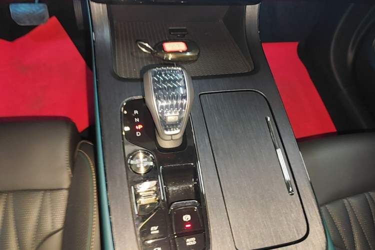 Used GAC Trumpchi GS8 2022 Dual-Engine Series 2.0TM Two-Wheel Drive Prestige Edition (7 Seats) Gear Lever