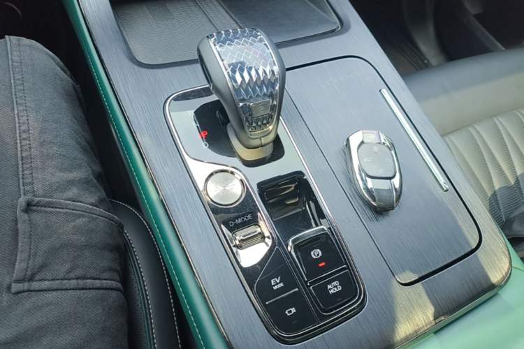 Used GAC Trumpchi GS8 2022 Dual-Engine Series 2.0TM Two-Wheel Drive Prestige Edition (7 Seats) Gear Lever