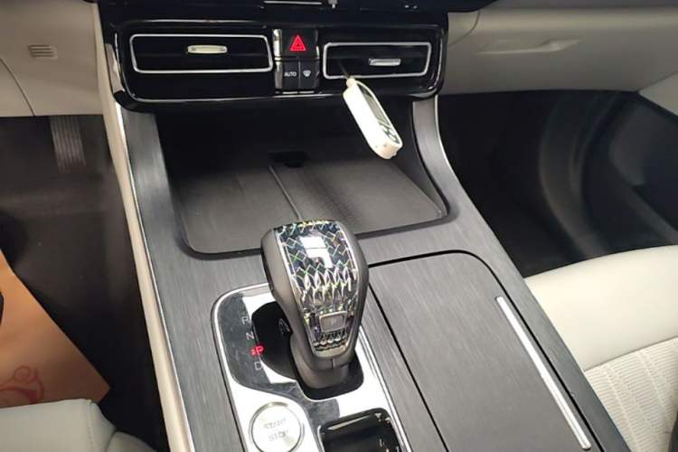 Used GAC Trumpchi GS8 2022 Linghang Series 2.0 TGDI Two-Wheel-Drive Luxury Smart Connectivity Version (7 Seats) Gear Lever