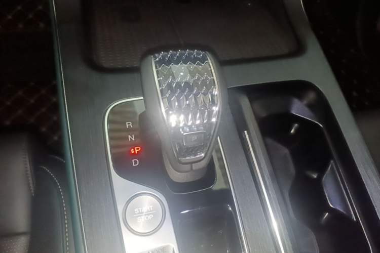 Used GAC Trumpchi GS8 2022 Linghang Series 2.0 TGDI Two-Wheel-Drive Luxury Smart Connectivity Version (7 Seats) Gear Lever