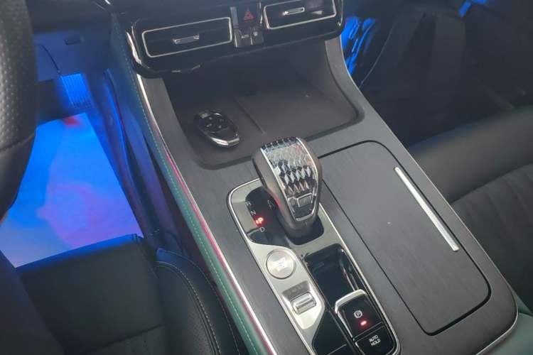 Used GAC Trumpchi GS8 2022 Flagship Series 2.0 TGDI Four-Wheel Drive Luxury Smart Connectivity Version (7 Seats) Gear Lever