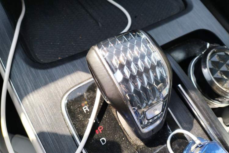 Used GAC Trumpchi GS8 2022 Linghang Series 2.0 TGDI Two-Wheel-Drive Luxury Smart Connectivity Version (7 Seats) Gear Lever