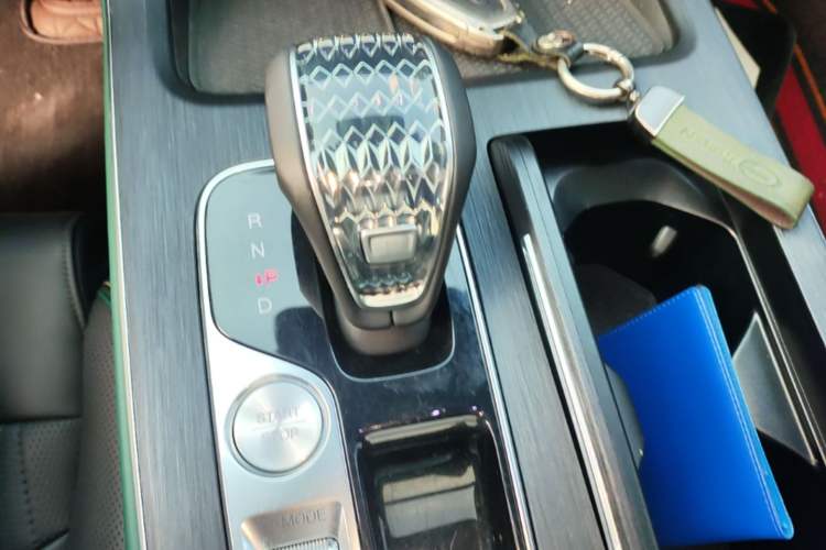 Used GAC Trumpchi GS8 2022 Linghang Series 2.0 TGDI Two-Wheel-Drive Luxury Smart Connectivity Version (7 Seats) Gear Lever