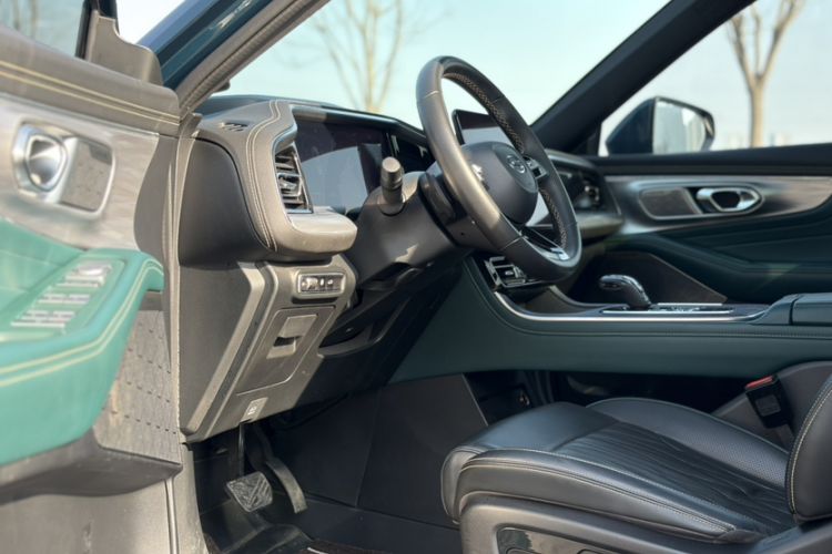 Used GAC Trumpchi GS8 2022 Flagship Series 2.0 TGDI Four-Wheel Drive Luxury Smart Connectivity Version (6 Seats) Interior 3