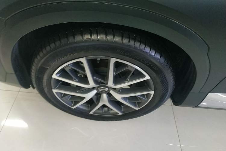 Used GAC Trumpchi GS8 2022 Dual-Engine Series 2.0TM Two-Wheel Drive Prestige Edition (7 Seats) Left Front Wheel Hub