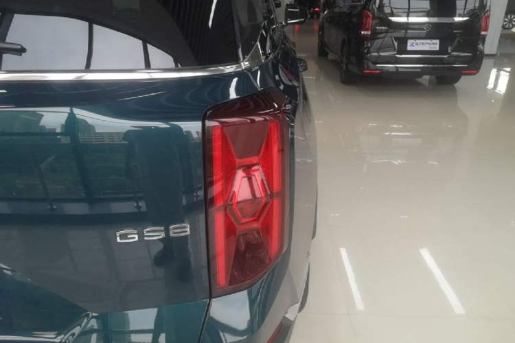 Used GAC Trumpchi GS8 2022 Flagship Series 2.0 TGDI Two-Wheel-Drive Prestige Edition (6-seater) Right Rear Taillight