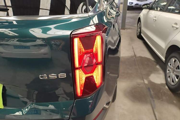 Used GAC Trumpchi GS8 2022 Linghang Series 2.0 TGDI Two-Wheel-Drive Luxury Smart Connectivity Version (7 Seats) Right Rear Taillight